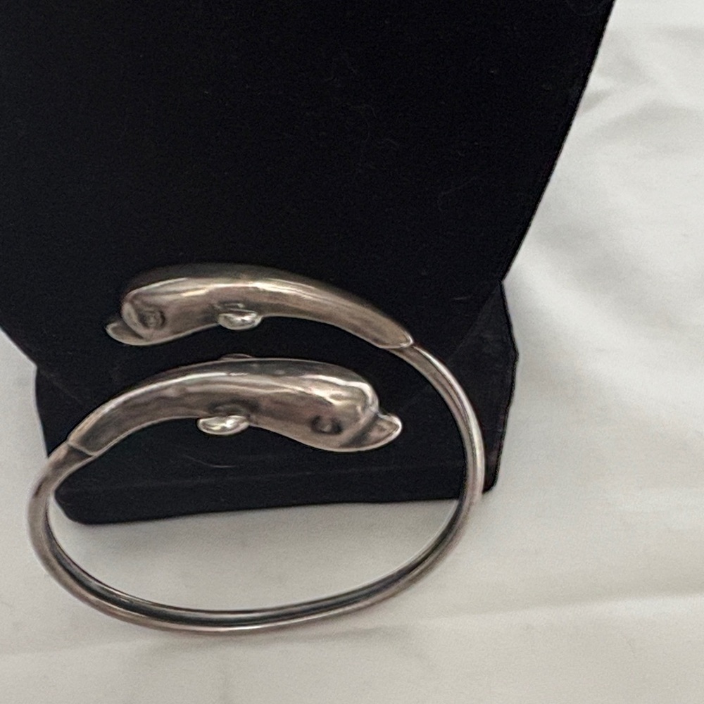 Source Unknown Silver Dolphin Open Cuff Bracelet with Green Accent Bead - Picture 5 of 6